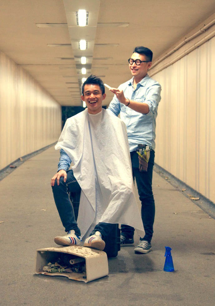 Grad在香港第一次戶外剪髮就在行人隧道內進行。