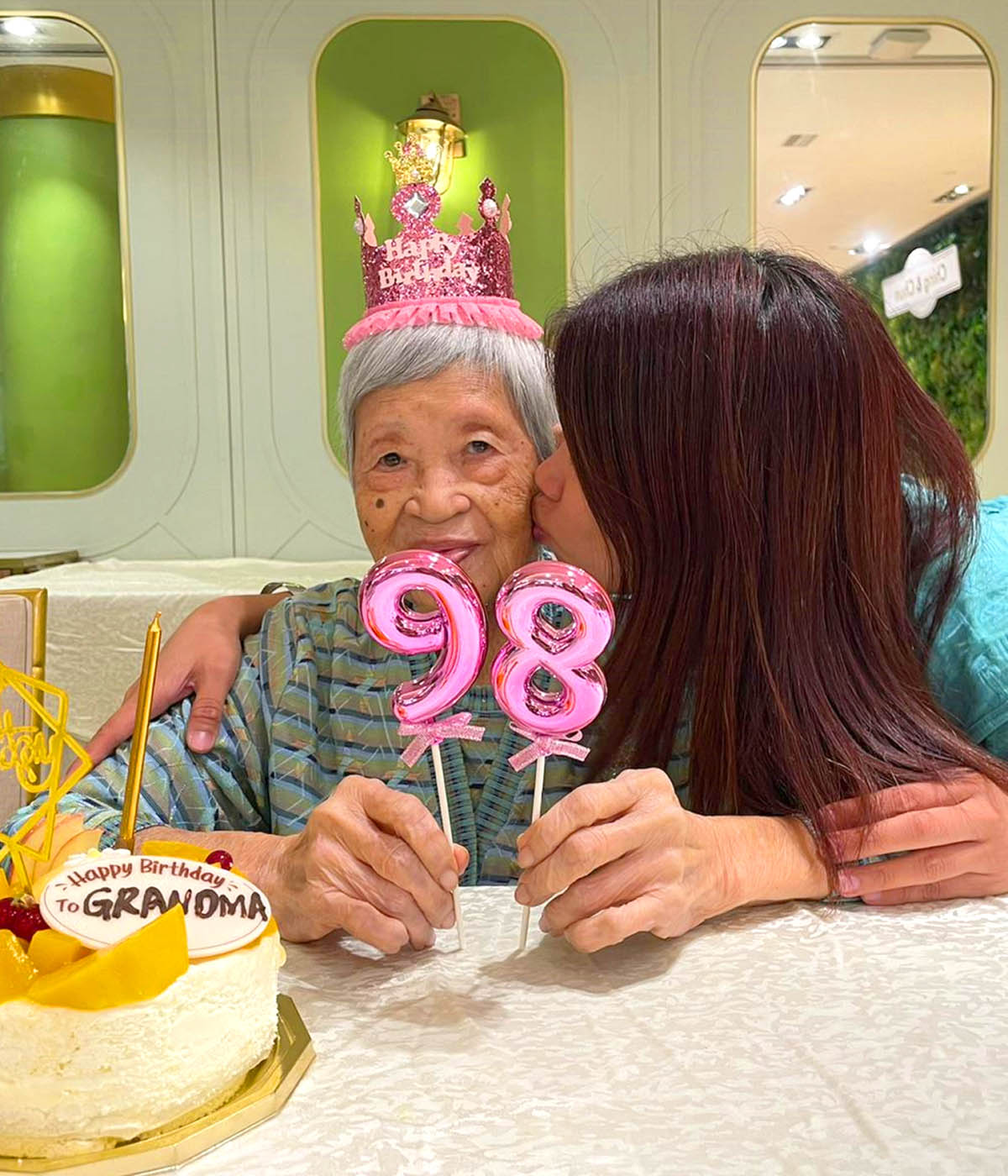 文文跟98歲的婆婆說：「我們一齊，活好當下。」