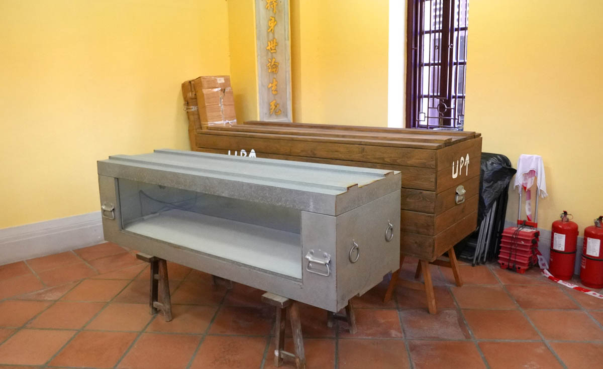 F_5_此棺木模型是東華義莊在1970年代時收到最後一幅「金山棺」(即由美州金山來的棺木)。