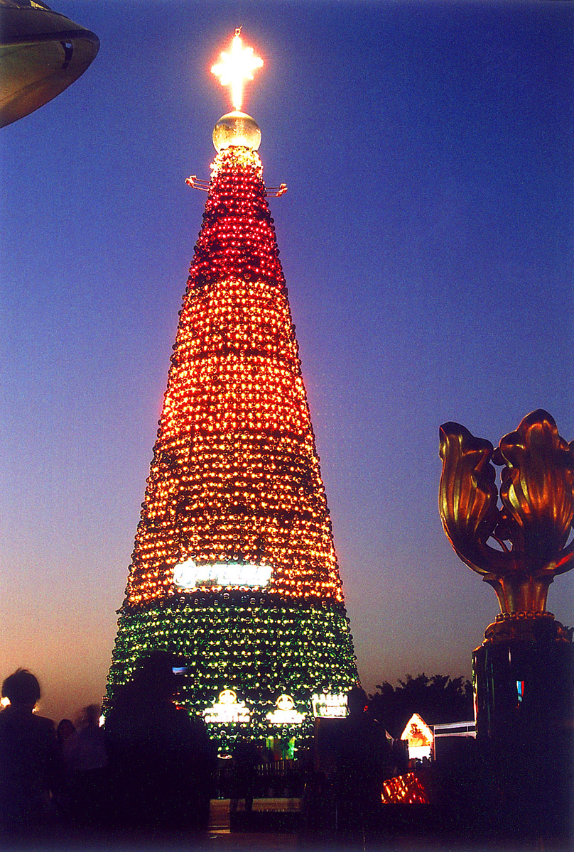製作巨大的聖誕樹燈飾又是另一項挑戰，圖為2002年在會展外製作的聖誕樹燈飾。